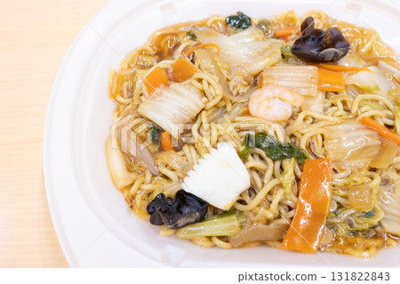Delicious convenience store fried noodles with mixed vegetable sauce 131822843