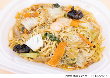 Delicious convenience store fried noodles with mixed vegetable sauce 131822854