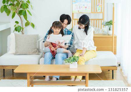 在起居室玩耍的家庭 在起居室玩耍的家庭 131825357