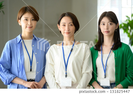 三位佩戴名牌的女性排成一排 三位佩戴名牌的女性排成一排 131825447