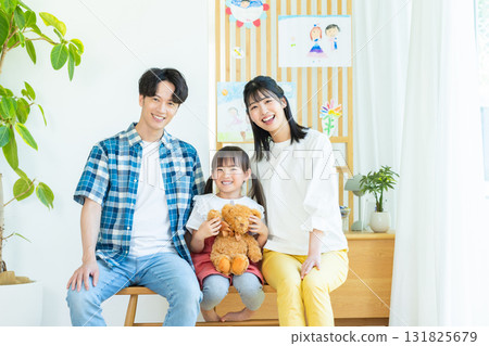 一個家庭在客廳放鬆 131825679