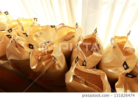 Newly harvested rice is threshed and gently dried in the sun on the veranda, just like in the old days. 131826474