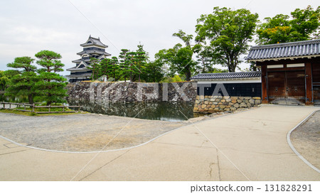 國寶松本城的早晨：長野郡天守閣與黑門 131828291