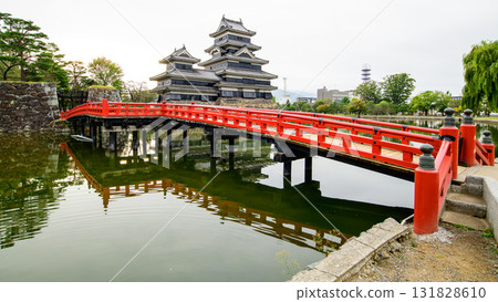A quiet morning in Matsumoto Castle, a national treasure, and the Usubashi Bridge, Nagano Prefecture 131828610
