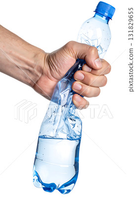 單手用力捏碎塑膠瓶的瞬間 單手用力捏碎塑膠瓶的瞬間 131829655