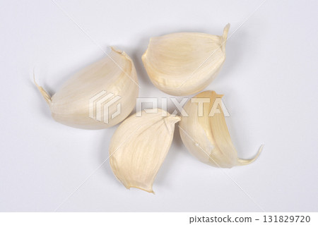 Unpeeled Garlic Cloves 131829720