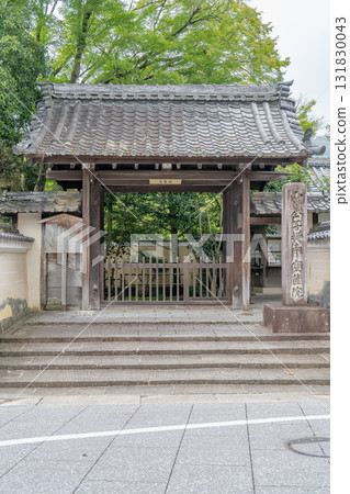 Kyoto, Sagano, Hokyo-in Temple (the graveyard of the second shogun of the Muromachi shogunate, Ashikaga Yoshiakira, and Lord Shonan) - Main gate, in front of Saga Shakado Hall in Ukyo Ward 131830043