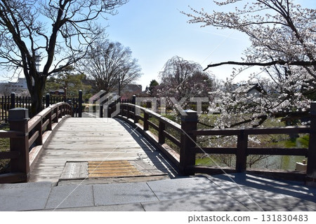 松本城二之丸浦禦門橋與盛開的櫻花 131830483