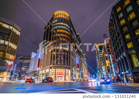 10月10日，日本東京城市景觀。三越前站前的日本橋三越百貨和日本橋北端的交叉路口的景色。 131831240