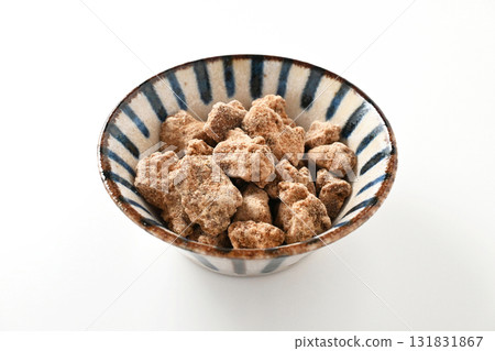 沖繩產甘蔗加工而成的黑糖 131831867