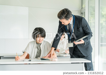 小學生在補習班/課外補習班/上課/暑期班學習（教育） 131832012
