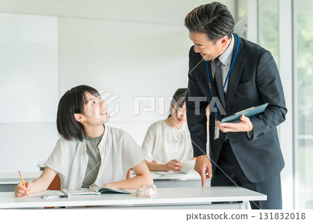 小學生在補習班/課外補習班/上課/暑期班學習（教育） 131832018