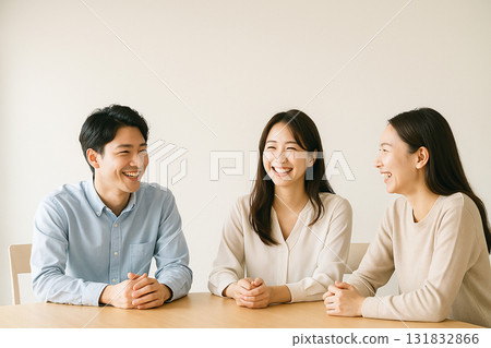 男人和女人在客廳聊天 男人和女人在客廳聊天 131832866