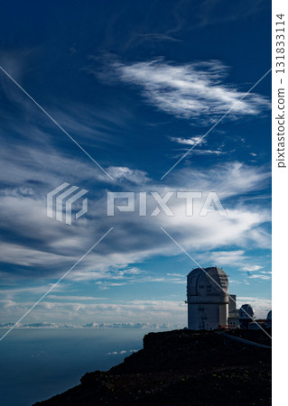 漂浮在雲海的南部島嶼上的天文台 漂浮在雲海的南部島嶼上的天文台 131833114