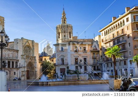 Plaza de la Reina 131833563