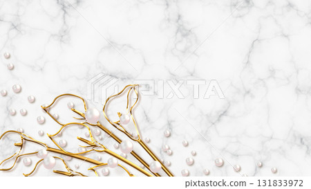 鑲滿珍珠的金花束和大理石背景 131833972
