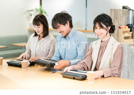 Men and women eating lunch/catered lunch/delivery/catering lunch at the company cafeteria (welfare benefits) Men and women eating lunch/catered lunch/delivery/catering lunch at the company cafeteria (welfare benefits) 131834017