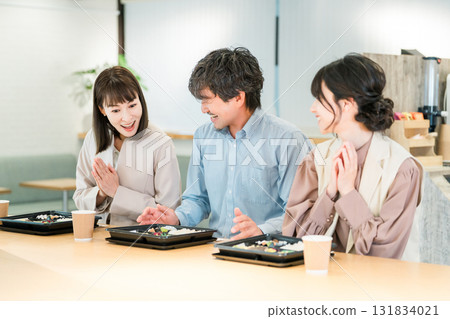 男女在公司食堂吃午餐/配餐午餐/外送/配餐午餐(福利待遇) 男女在公司食堂吃午餐/配餐午餐/外送/配餐午餐(福利待遇) 131834021