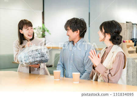 Catered lunches served at meetings, welfare benefits, catering, delivery, employee cafeteria, in-house cafe, meal outsourcing Catered lunches served at meetings, welfare benefits, catering, delivery, employee cafeteria, in-house cafe, meal outsourcing 131834095