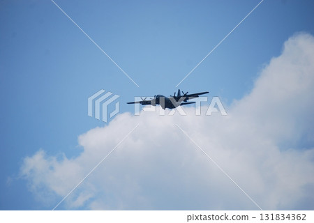 天空中飛行的自衛隊運輸機 天空中飛行的自衛隊運輸機 131834362