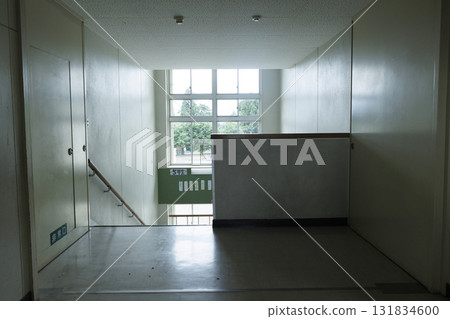 空蕩蕩的小學走廊 131834600