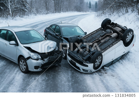 冰凍路面發生滑倒事故 冰凍路面發生滑倒事故 131834805