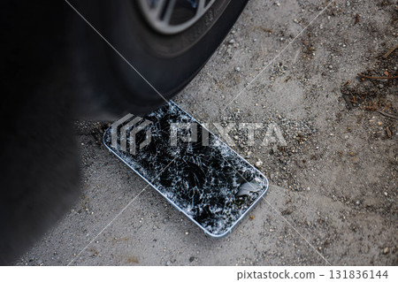 一部被汽車碾壓損壞的智慧型手機。 131836144