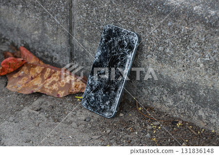 一部壞掉的智慧型手機掉在路上 131836148
