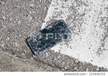 一部壞掉的智慧型手機掉在路上 131836152