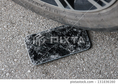 一部壞掉的智慧型手機掉在路上 131836160