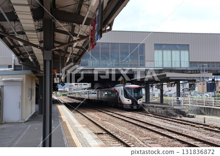 JR高山本線特急飛鎢列車停靠在高山站月台 131836872