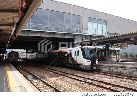 JR高山本線特急飛驒號及普通列車停靠高山月台 JR高山本線特急飛驒號及普通列車停靠高山月台 131836878
