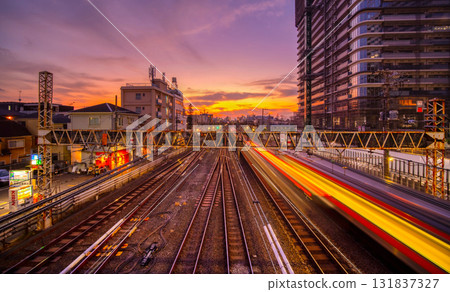 黃昏時分的東京主要通勤線路中央線 黃昏時分的東京主要通勤線路中央線 131837327