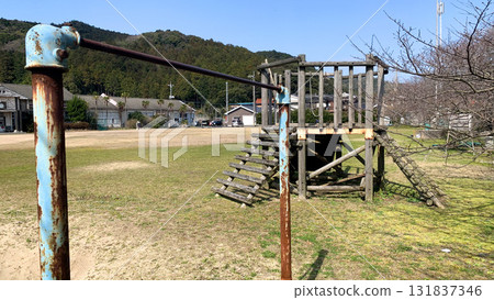 廢棄學校遺留的生鏽危險鐵條 廢棄學校遺留的生鏽危險鐵條 131837346