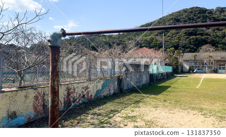 廢棄學校遺留的生鏽危險鐵條 131837350