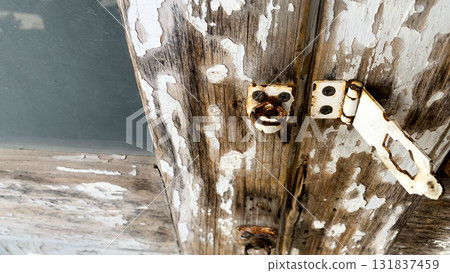 帶鎖的古董木門 131837459