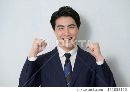一名身穿西裝的男子在白色背景上揮拳 131838133