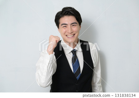 一名身穿西裝的男子在白色背景上揮拳 131838134