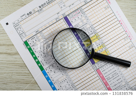 帶有報稅表和放大鏡的稅務審計影像 帶有報稅表和放大鏡的稅務審計影像 131838576