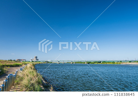 晴朗天氣下的淀川風光。從淀川公園枚方地區眺望。大阪府枚方市。 晴朗天氣下的淀川風光。從淀川公園枚方地區眺望。大阪府枚方市。 131838645