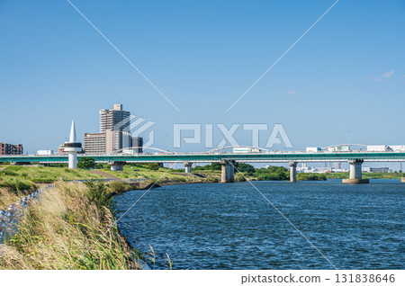 Yodo River scenery on a clear day. View from the Hirakata area of Yodo River Park. Hirakata City, Osaka Prefecture. 131838646