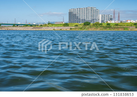 Autumn scenery of the Yodo River, view from Hirakata City on the left bank to Takatsuki City on the right bank, Osaka Prefecture 131838653