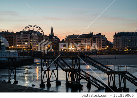 Resort hotels lined up along Concha Beach in San Sebastian and the street lights in the morning glow 131839066