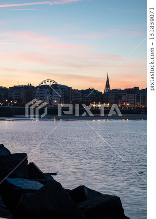 Resort hotels lined up along Concha Beach in San Sebastian and the street lights in the morning glow 131839071