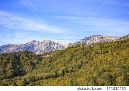 Tsugaike Nature Park in full bloom of autumn leaves 131839283