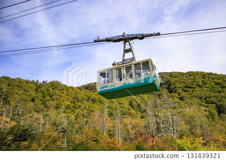 Tsugaike Nature Park in full bloom of autumn leaves 131839321