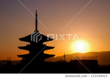 A fantastic sunset view of the silhouette of the five-story pagoda (Yasaka Pagoda) at Hokanji Temple in Kyoto, and the cityscape 131839423