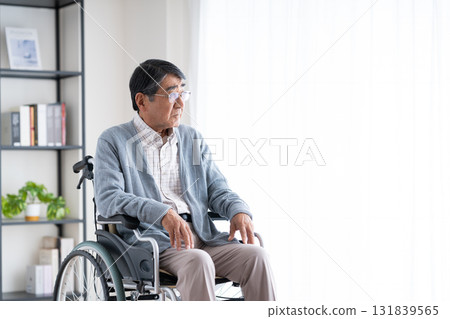 坐在輪椅上的老人 坐在輪椅上的老人 131839565