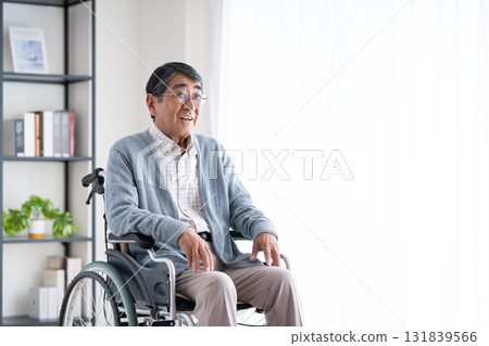 坐在輪椅上的老人 坐在輪椅上的老人 131839566