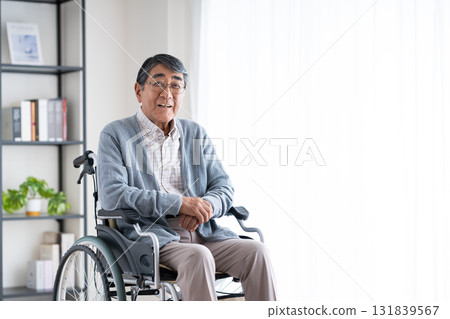 坐在輪椅上的老人 坐在輪椅上的老人 131839567